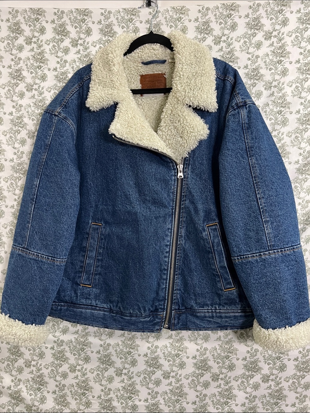 Levi's Premium Sherpa Trucker Jacket Denim Blue XL.